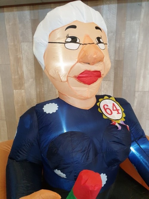 Indoor Sarah zittend op stoel 2,3m